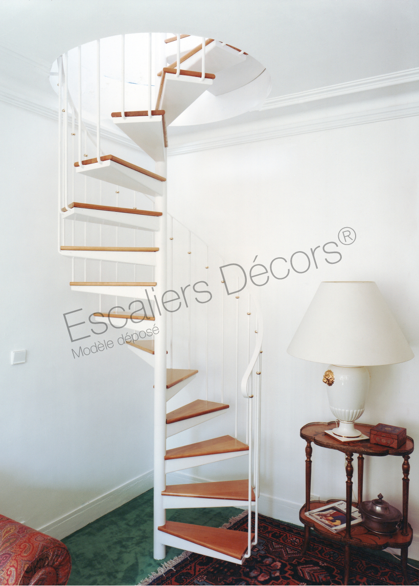Photo DH7 - SPIR'DÉCO® Caisson. Escalier intérieur hélicoïdal métal et bois de petite dimension (petit diamètre) pour une décoration rétro ou classique.